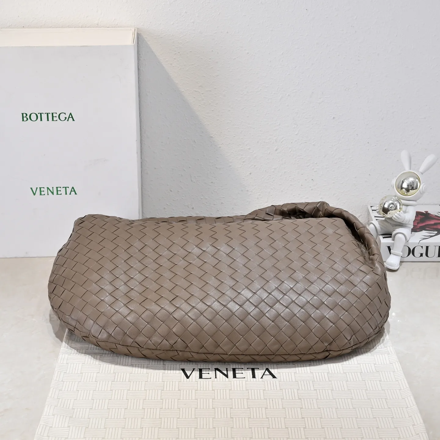 Batch 2360 #JODIE Oversized size comes out~ The shape is still the same fashionable and good-looking. It is made of classic sheepskin weaving. The iconic weaving has always been the most proud design of BV. The soft shape is super suitable for concave shapes~ Not only the size has been changed, but the quality details are also more refined. The shape is more round and Q. The large size has more styles. It is not only practical and can fit everything, but also can carry Jodie’s fashionable concave shape. It is really practical and fashionable. It is awesome in capital letters!  Size: 54*50*20cm Model: 6699